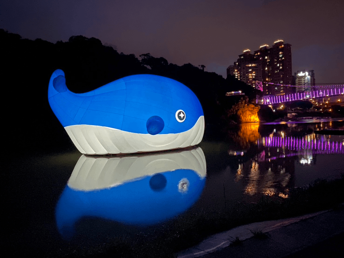 巨型超萌鯨魚晚間6時至10時點燈，在碧潭河岸持續閃耀，為今年夏天最鯨艷的打卡新地標
