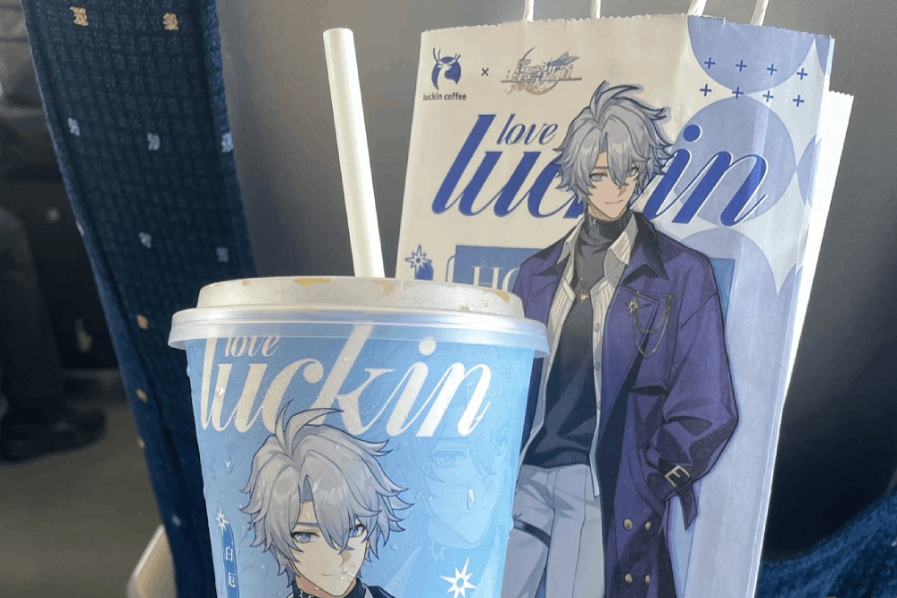 圖說：大陸咖啡及飲品市場熱戰不斷，從口味價格到聯名商品。圖為瑞幸與《崩壞：星穹鐵道》聯名的動漫角色之一「白珩」。／融新聞記者拍攝
